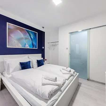 Boutique Downtown Apartment *
